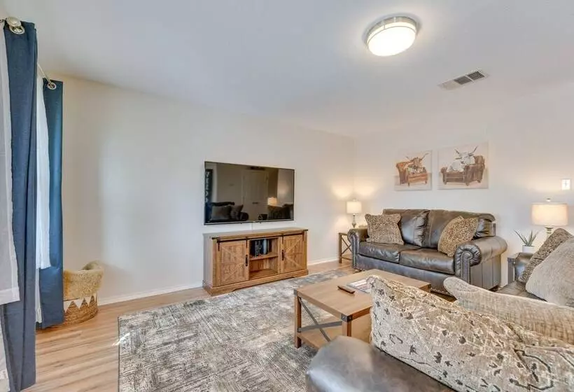 Sunny Universal City Home ~ 18 Mi To San Antonio!