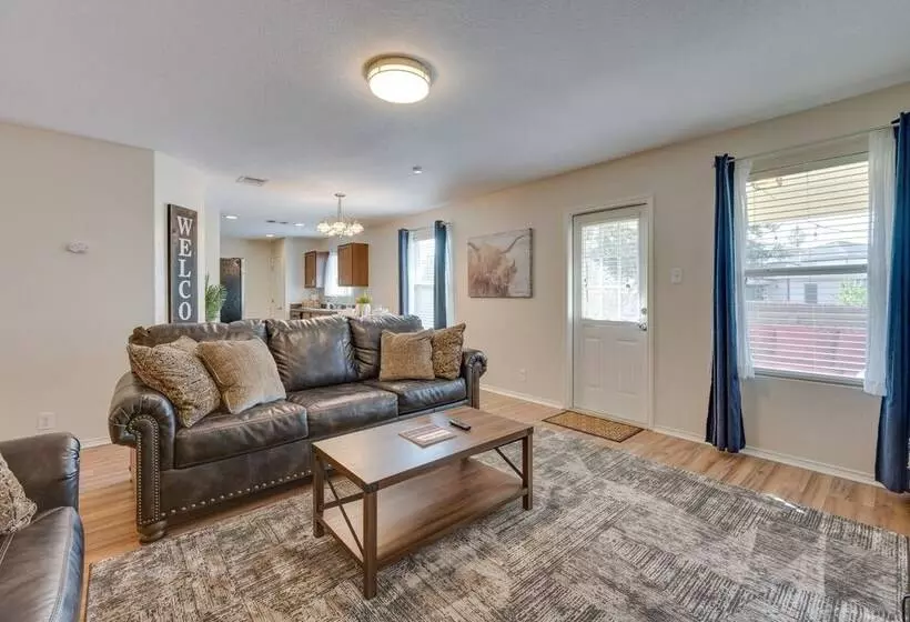 Sunny Universal City Home ~ 18 Mi To San Antonio!