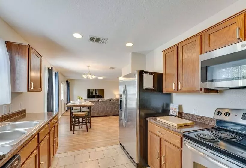 Sunny Universal City Home ~ 18 Mi To San Antonio!