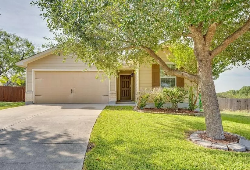 Sunny Universal City Home ~ 18 Mi To San Antonio!