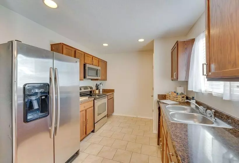 Sunny Universal City Home ~ 18 Mi To San Antonio!