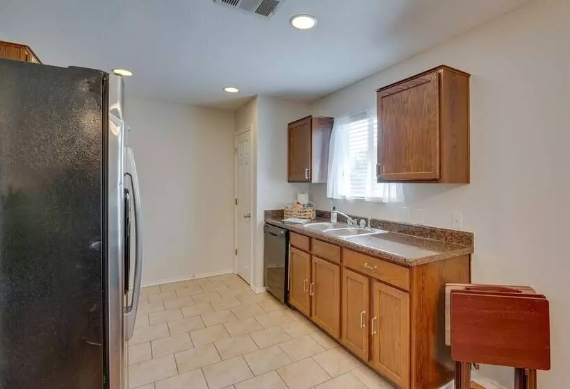 Sunny Universal City Home ~ 18 Mi To San Antonio!