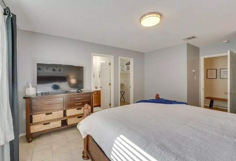 Sunny Universal City Home ~ 18 Mi To San Antonio!