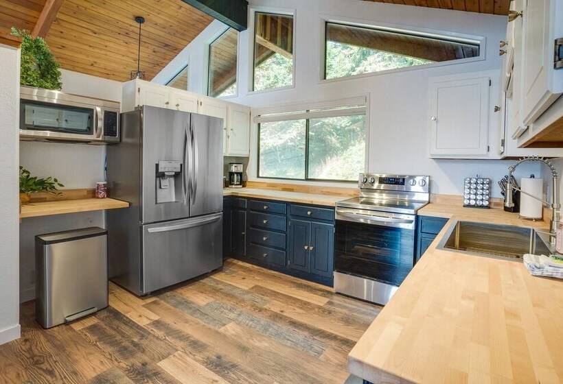 Tree Lined Gold Beach Retreat W/ Multiple Decks!