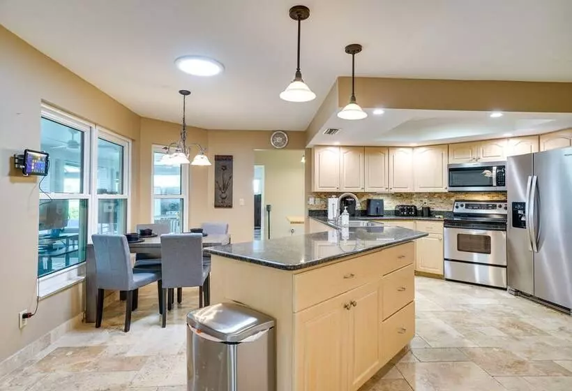 Waterfront Cape Coral Vacation Home W/ Lanai!