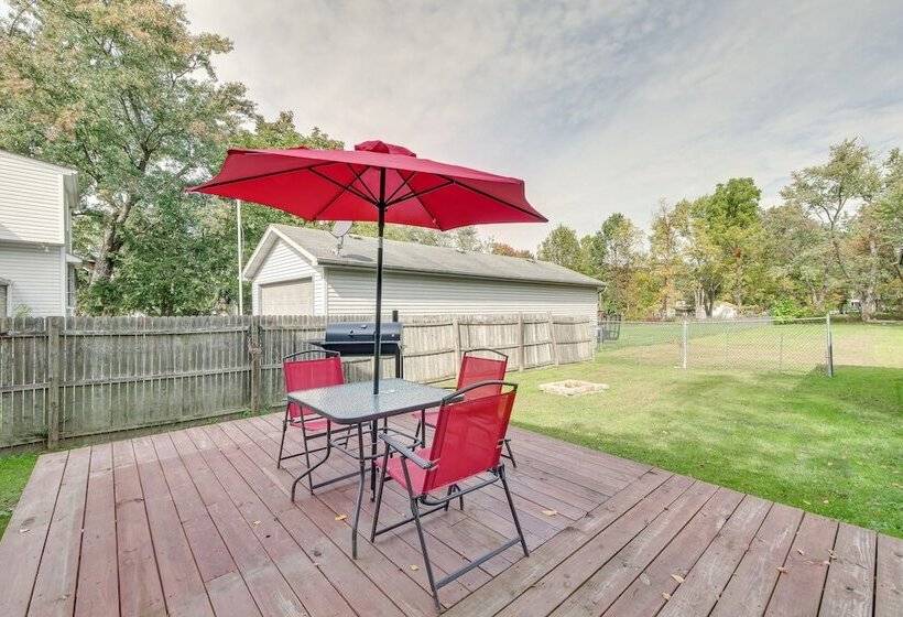 Welcoming Home In Youngstown W/ Private Backyard!