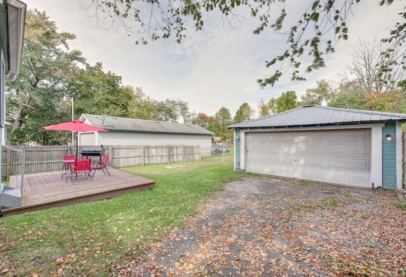 Welcoming Home In Youngstown W/ Private Backyard!