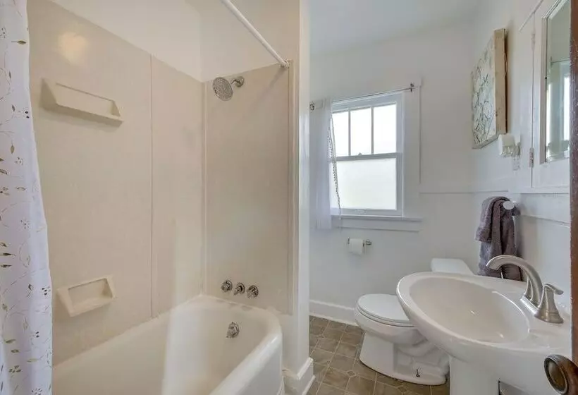 Welcoming Home In Youngstown W/ Private Backyard!