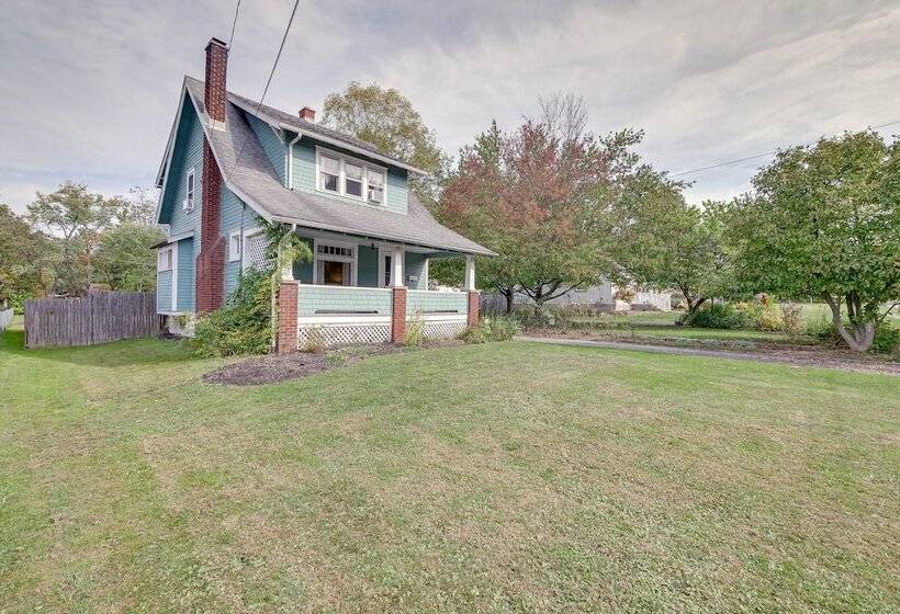 Welcoming Home In Youngstown W/ Private Backyard!
