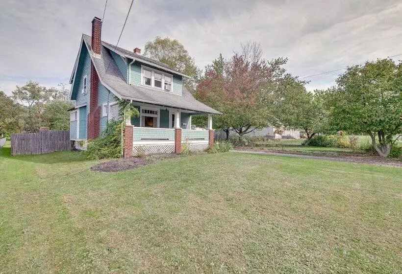 Welcoming Home In Youngstown W/ Private Backyard!