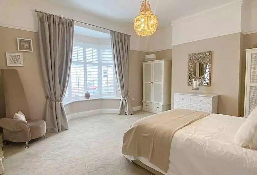 Captivating 2 Bed Cottage In Roker Sunderland