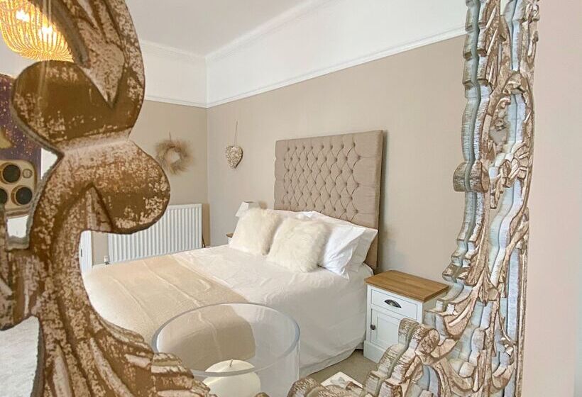 Captivating 2 Bed Cottage In Roker Sunderland