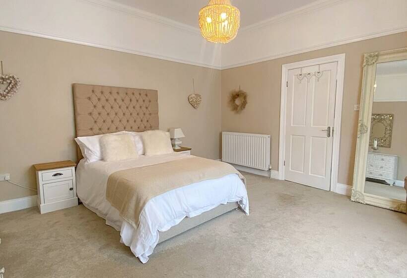 Captivating 2 Bed Cottage In Roker Sunderland