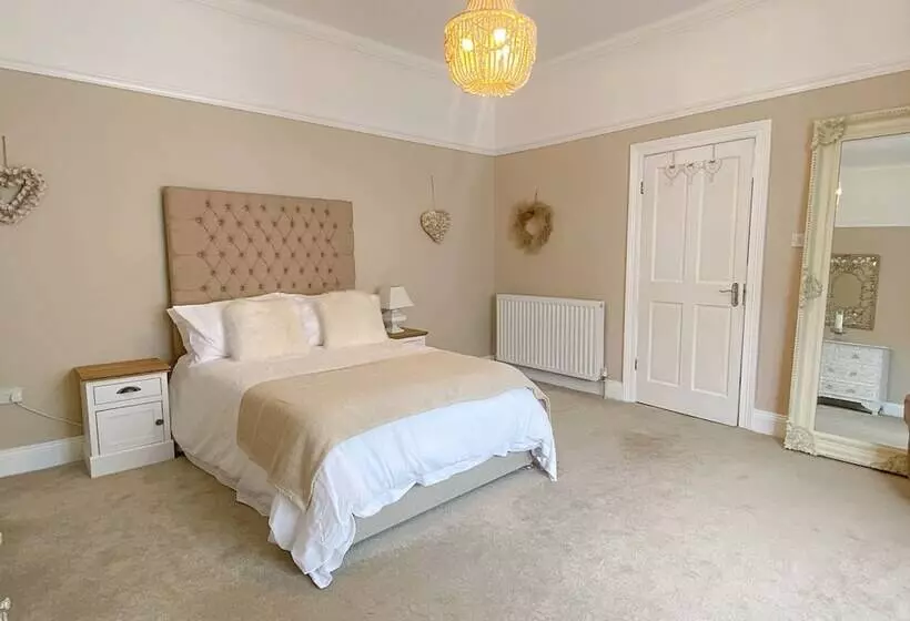 Captivating 2 Bed Cottage In Roker Sunderland