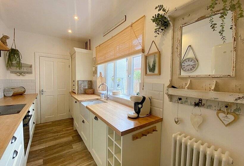 Captivating 2 Bed Cottage In Roker Sunderland