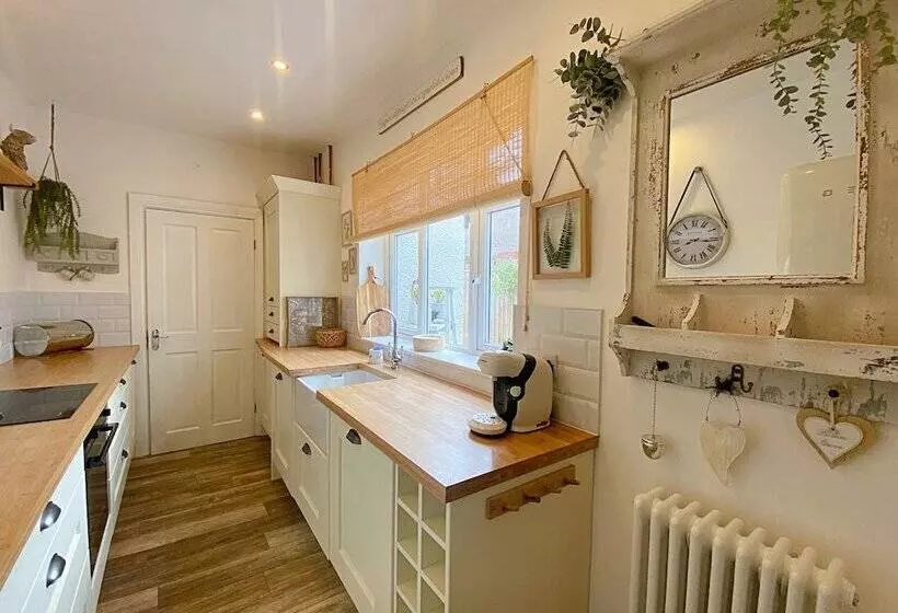 Captivating 2 Bed Cottage In Roker Sunderland