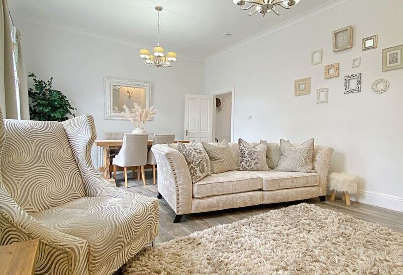 Captivating 2 Bed Cottage In Roker Sunderland