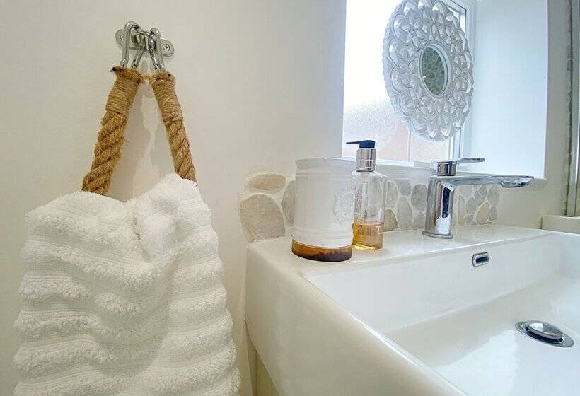 Captivating 2 Bed Cottage In Roker Sunderland