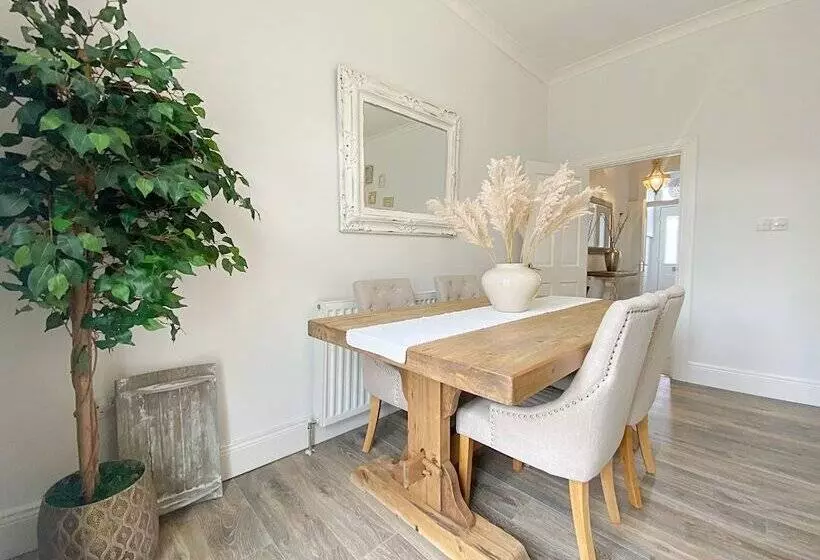Captivating 2 Bed Cottage In Roker Sunderland