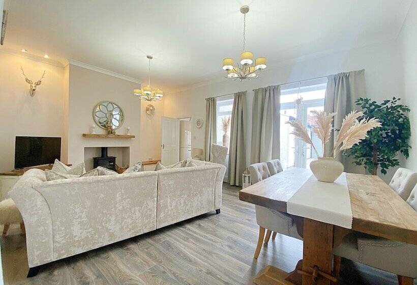 Captivating 2 Bed Cottage In Roker Sunderland