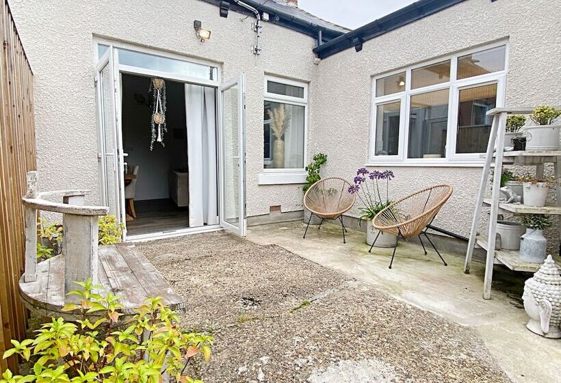Captivating 2 Bed Cottage In Roker Sunderland