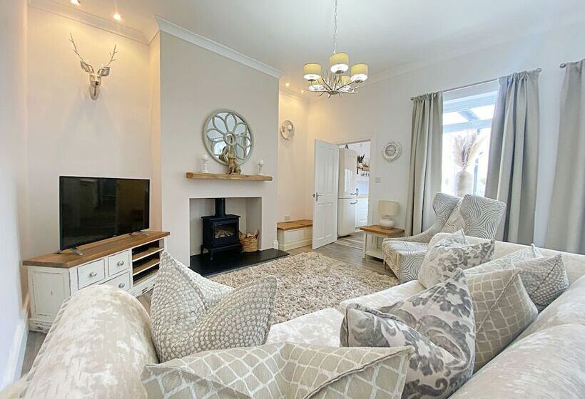 Captivating 2 Bed Cottage In Roker Sunderland