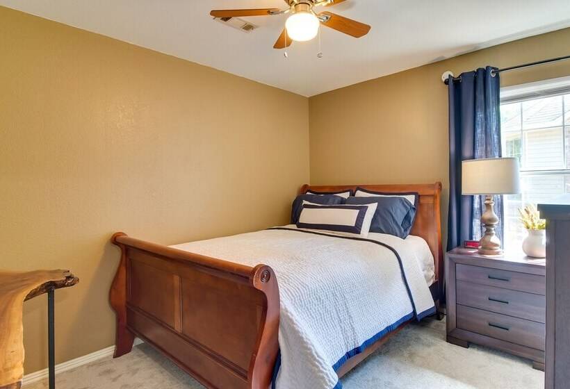 Charming Arkansas Retreat W/ Deck, Near Downtown!