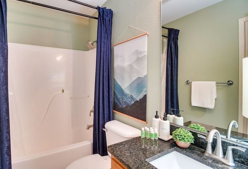 Charming Arkansas Retreat W/ Deck, Near Downtown!