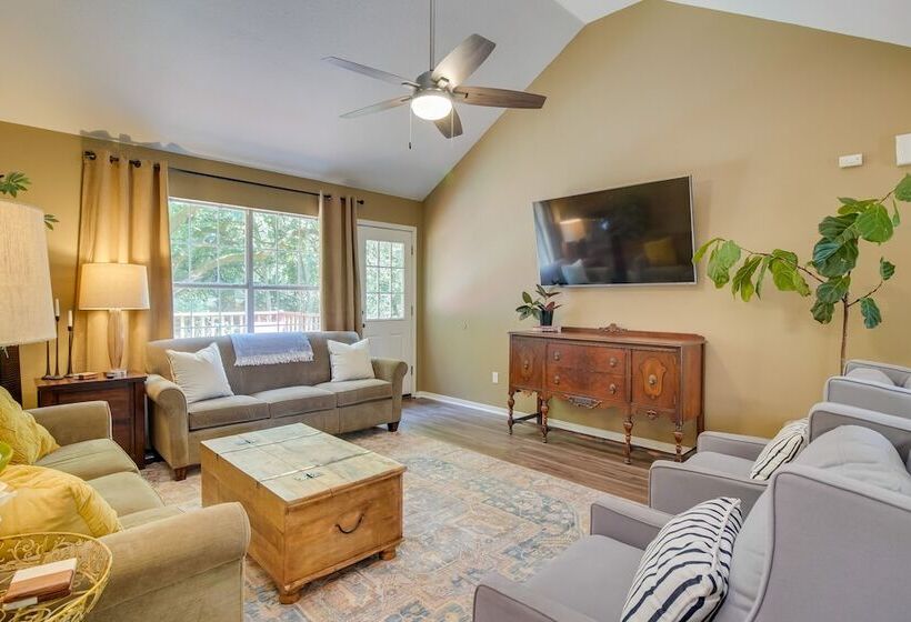 Charming Arkansas Retreat W/ Deck, Near Downtown!