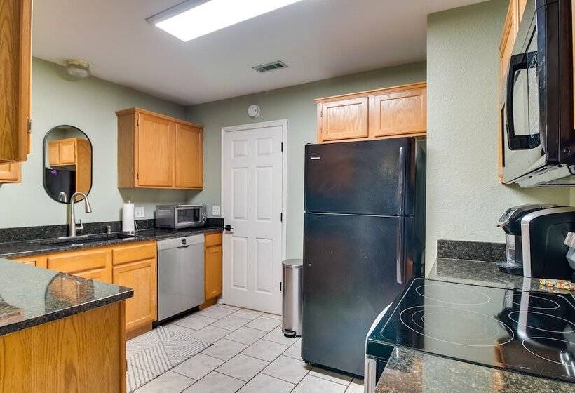 Charming Arkansas Retreat W/ Deck, Near Downtown!