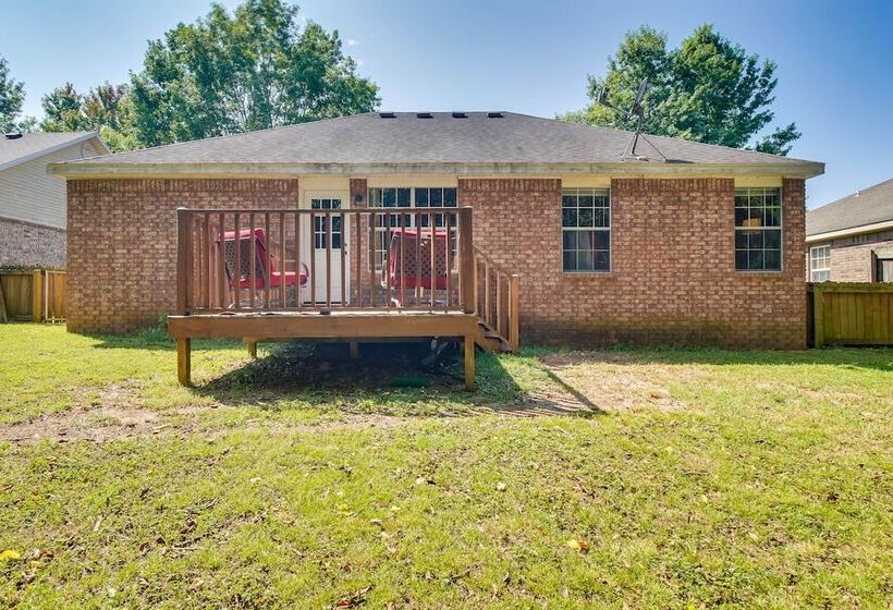 Charming Arkansas Retreat W/ Deck, Near Downtown!