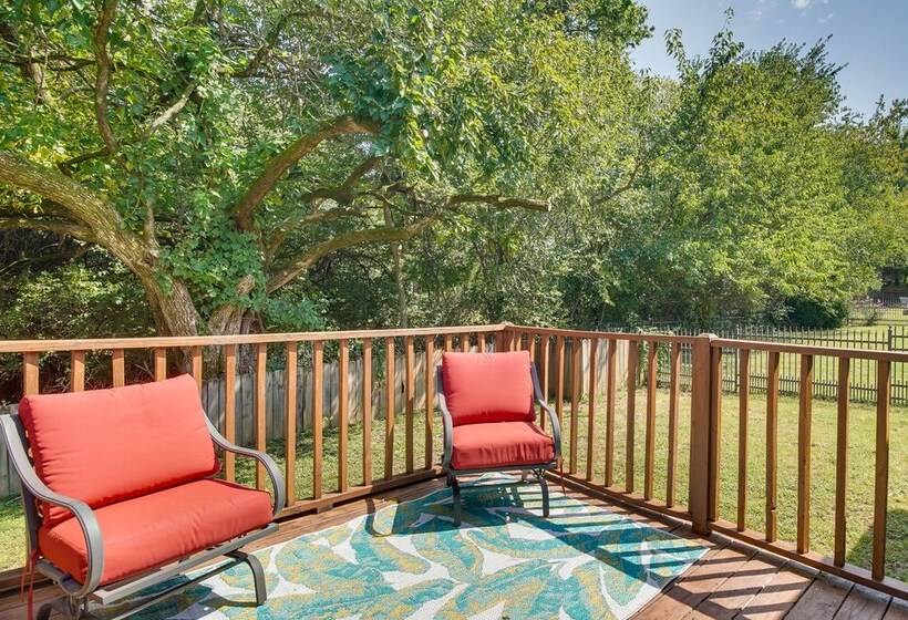 Charming Arkansas Retreat W/ Deck, Near Downtown!