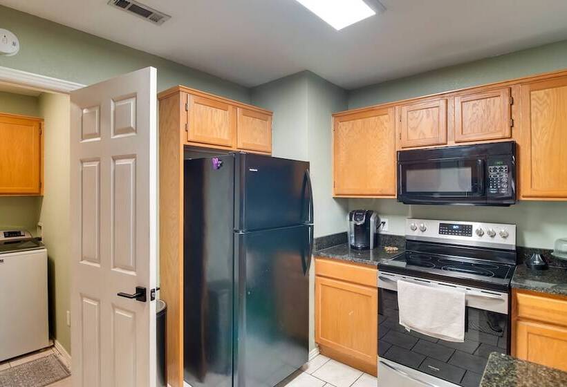 Charming Arkansas Retreat W/ Deck, Near Downtown!