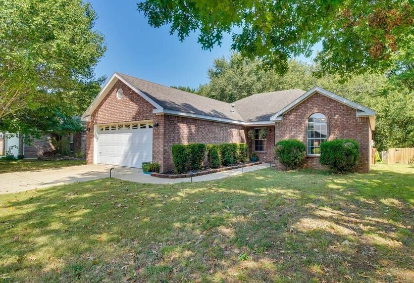 Charming Arkansas Retreat W/ Deck, Near Downtown!