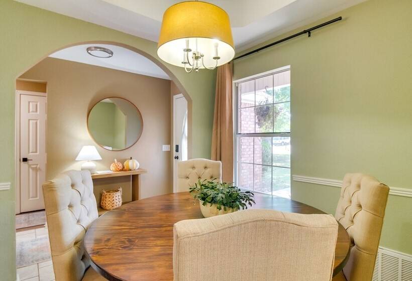 Charming Arkansas Retreat W/ Deck, Near Downtown!