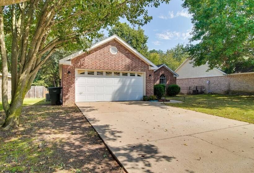 Charming Arkansas Retreat W/ Deck, Near Downtown!