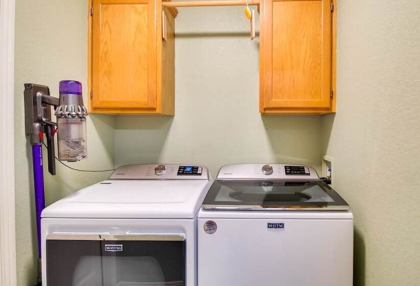 Charming Arkansas Retreat W/ Deck, Near Downtown!