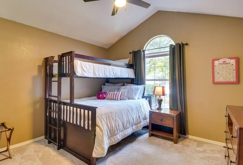 Charming Arkansas Retreat W/ Deck, Near Downtown!