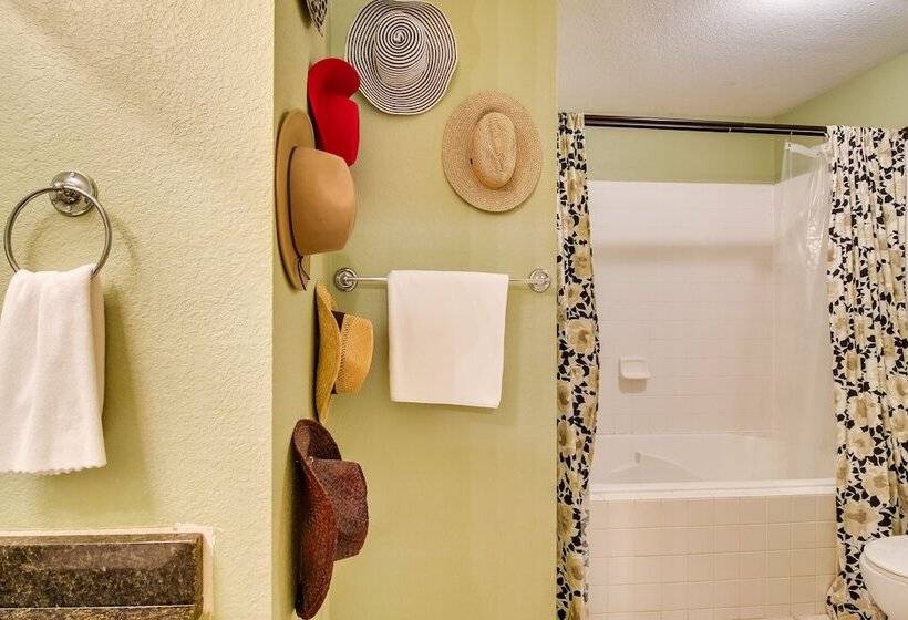 Charming Arkansas Retreat W/ Deck, Near Downtown!