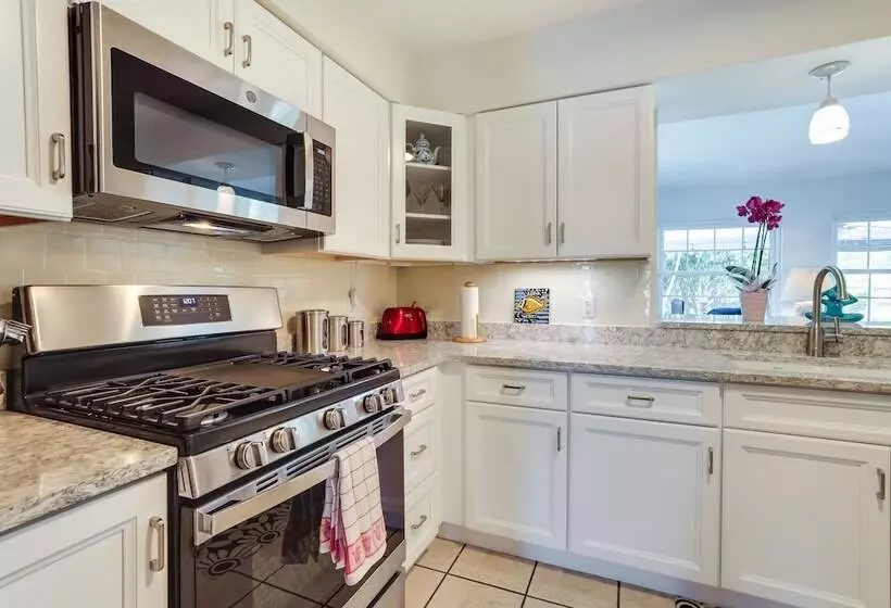 Charming Bradenton Home W/ Yard   Walk To Beach!