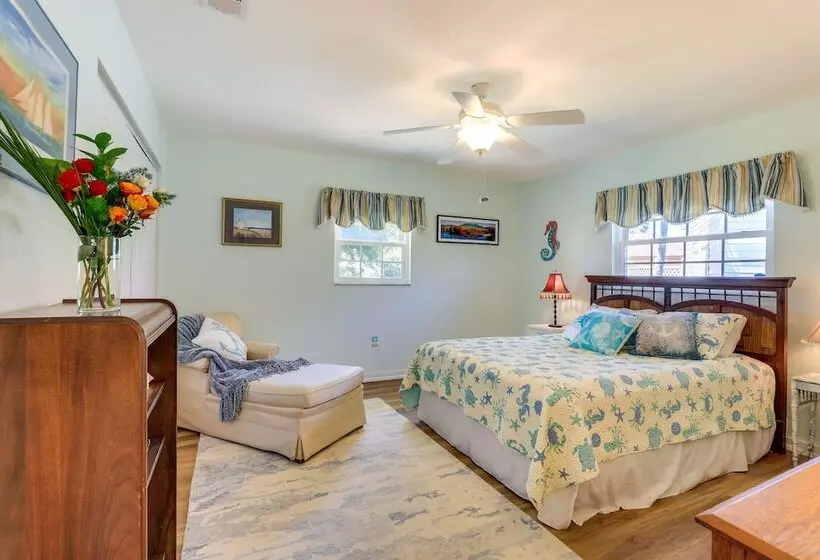 Charming Bradenton Home W/ Yard   Walk To Beach!