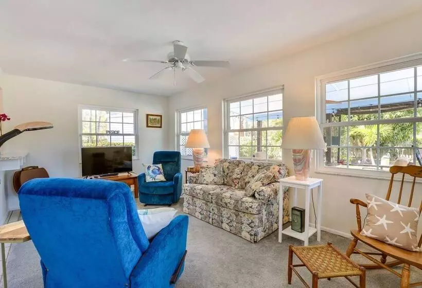 Charming Bradenton Home W/ Yard   Walk To Beach!