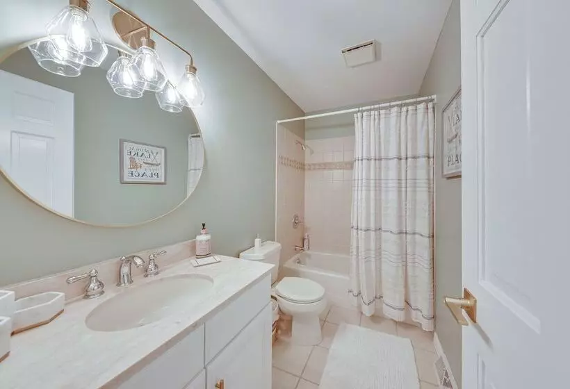 Charming Racine Home   Walk To Lake Michigan!