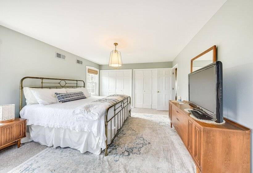 Charming Racine Home Walk To Lake Michigan!