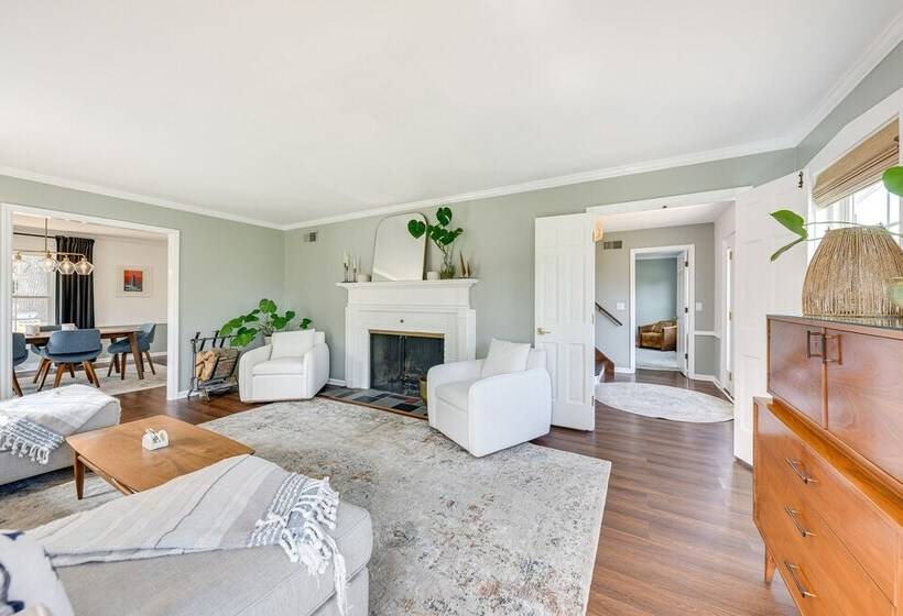 Charming Racine Home Walk To Lake Michigan!