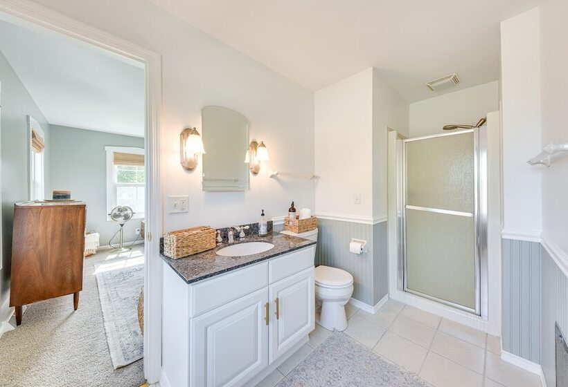 Charming Racine Home Walk To Lake Michigan!