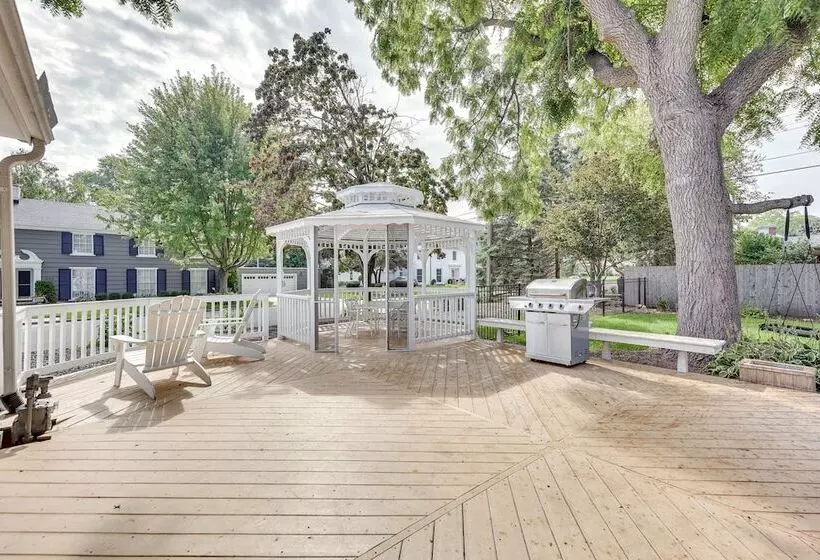 Charming Racine Home   Walk To Lake Michigan!