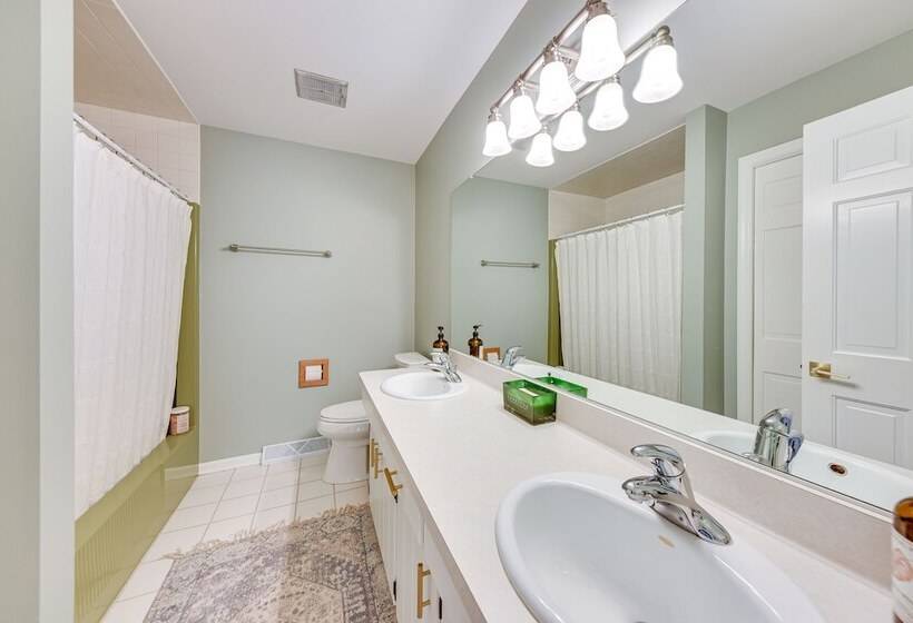 Charming Racine Home Walk To Lake Michigan!