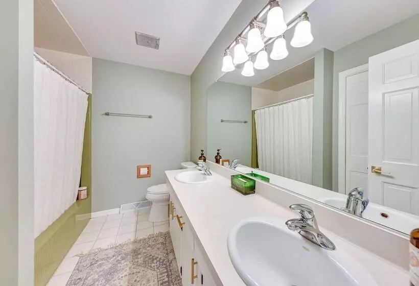 Charming Racine Home   Walk To Lake Michigan!