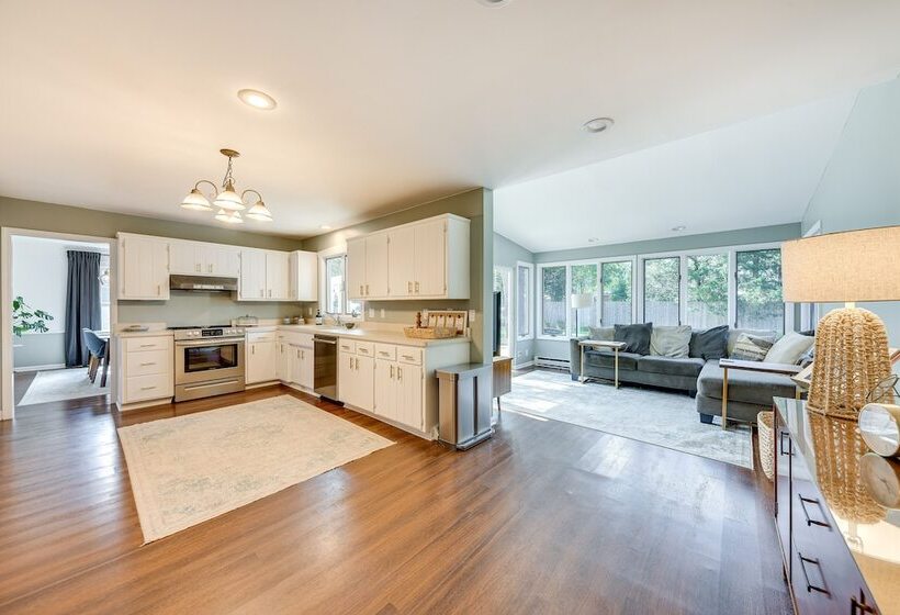 Charming Racine Home Walk To Lake Michigan!